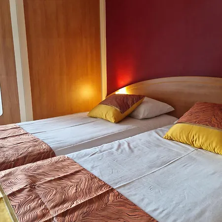 Prest'hotel Chavelot Szálloda 2*