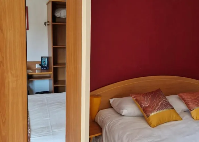 Hotel Prest'hotel Chavelot 2*